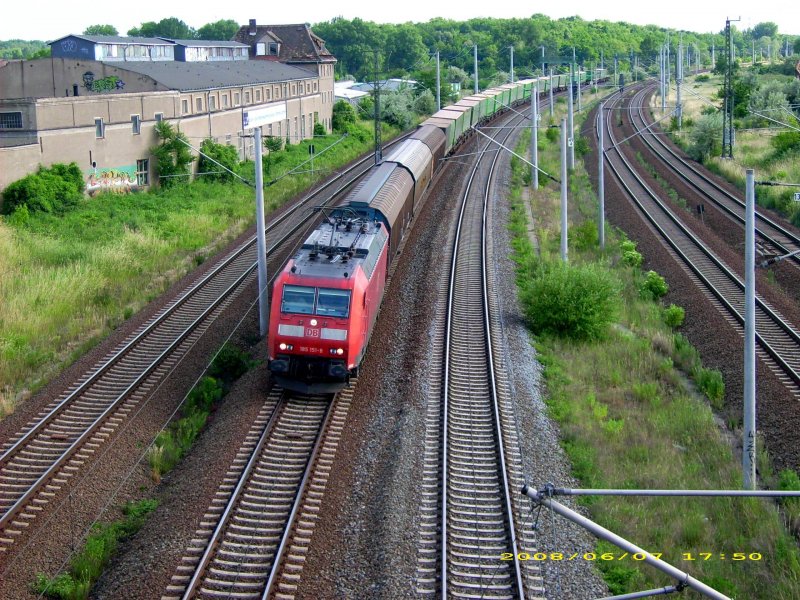 185 151 zieht am 07.06.08 den Hangartner-Zug durch Bitterfeld.