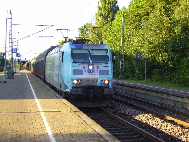 185 152-6 fhrt durch Elmshorn in Richtung Sden. 28.08.07