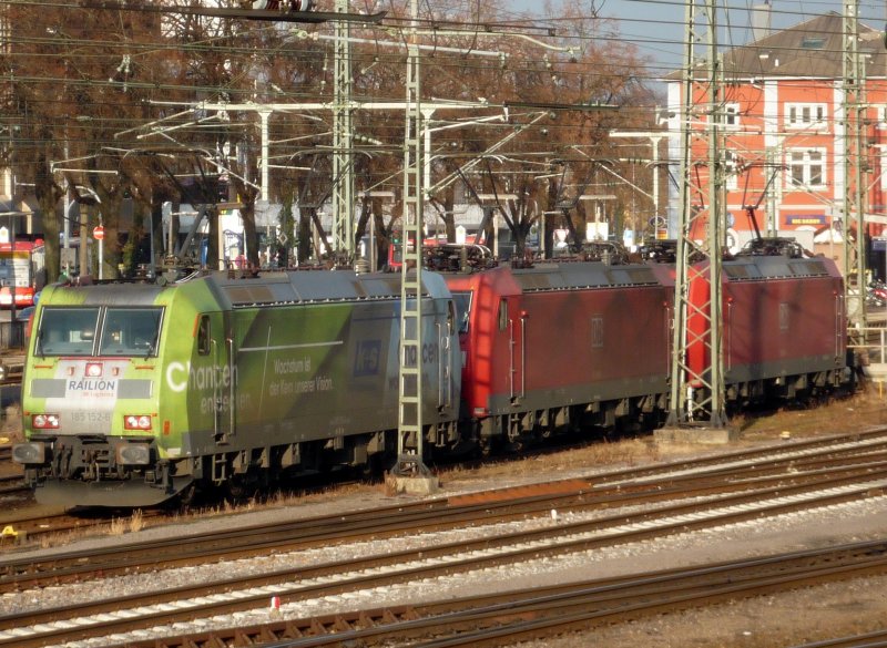 185 152-6  K+S  steht abgestellt neben ihren Schwestern in Singen am Hohentwiel. 02.02.09