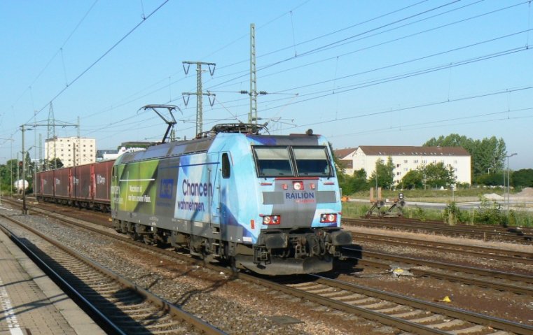185 152  Kali und Salz  hatte am 24.7.2008 einen Autoteilezug fr Daimler in Sindelfingen gebracht. In Bblingen zog eine 294 den Zug die letzten paar Meter um's Eck whrend sie Lz nach Kornwestheim fuhr. Anschlieend gings weiter Richtung Ulm.
(Bblingen, Gubahn, KBS 740).