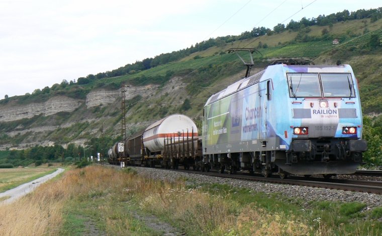 185 152  K+S Dngemittel  mit kurzem Bauzug im Maintal bei Thngersheim. In Krze ist Wrzburg erreicht. (21.8.2008)