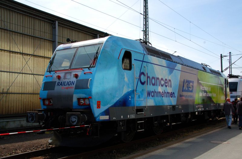 185 152 steht am 09.05.09 in der Reihe ausgestellter Railion-Werbeloks im Rbf Seelze.