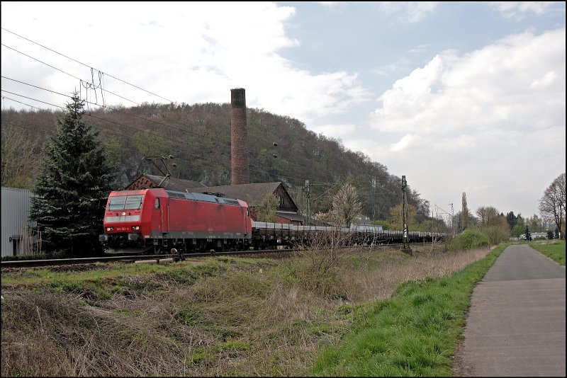 185 153 bringt bei Hohenlimburg einen Aluminiumbrammenzug Richtung Dillenburg. (23.04.2008)