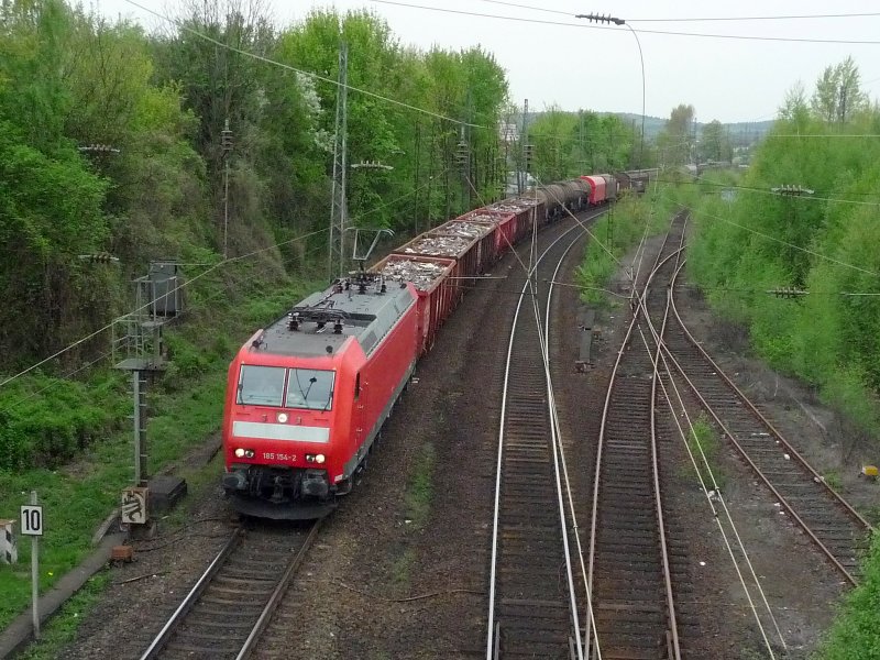185 154-2 mit einem gemischten Gterzug in Friedrich-Wilhelmshtte, Fahrtrichtung Bonn-Beuel. 16.04.09