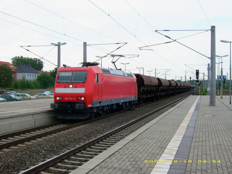 185 154 durchfhrt am 18.08.08 den Bahnhof Bitterfeld Richtung Berlin. Nach Angaben eines Users hier gibt es nur drei Maschinen in dieser Lackierungsvariante!