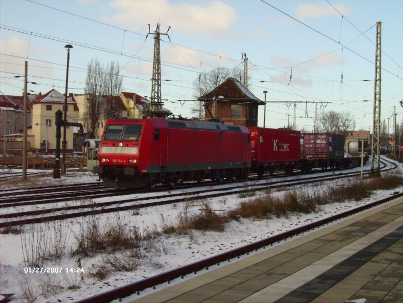 185 154 kommt mit ein Containerzug in Frankfurt/Oder eingefahren.Sie  besitzt keine Logos.27.01.08
