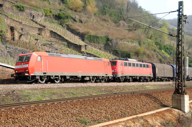 185 155-9 und 140 653-7 als Wagenlok mit einem gemischten Gterzug kurz vor Einfahrt in den Loreley-Tunnel. (April 2009).