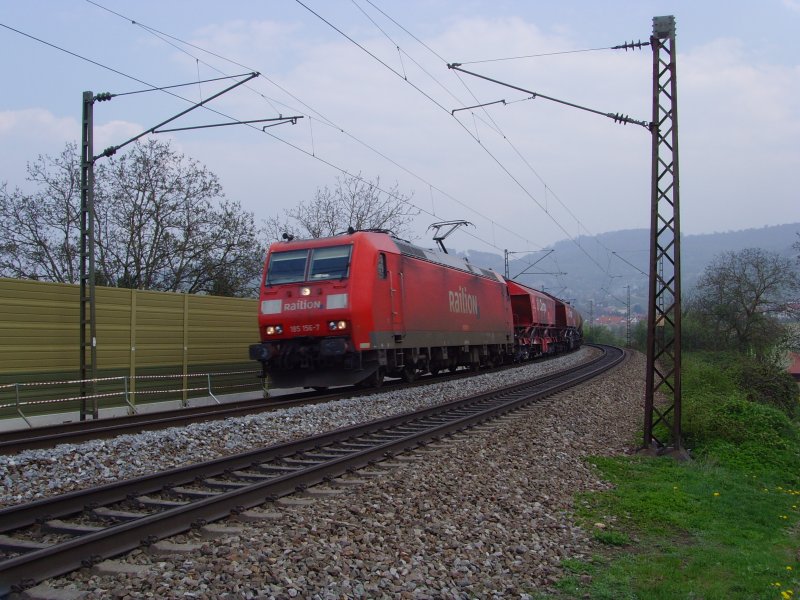 185 156-7 fuhr mit ein paar alten Selbstentladewagen (noch im DB Cargo Kleid) gen Sden. 14.04.09