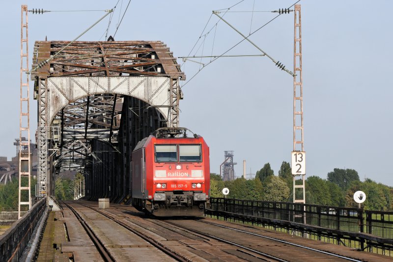 185 157 berquert den Rhein bei Duiburg-Baerl. 17.09.2009
