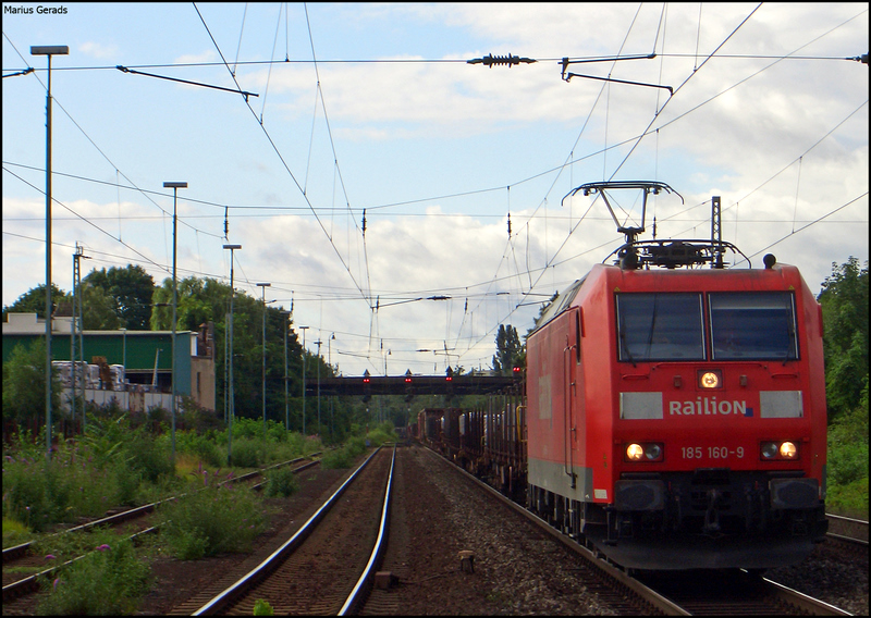185 160 mit einem gemischten Gterzug Richtung Kln bei der Durchfahrt von Bonn-Beuel 19.7.2009