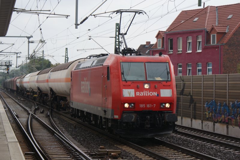 185 161-7 mit einem gemischten Gterzug,fuhr am 21.08.2009 durch Hannover Linden/Fischerhof.