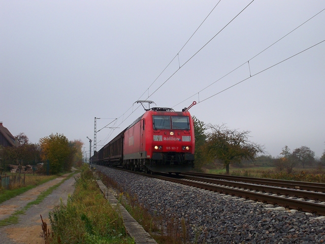 185 161 mit ihrem G�terzug bei der BK Basheide. Aufgenommen am 29.10.2009