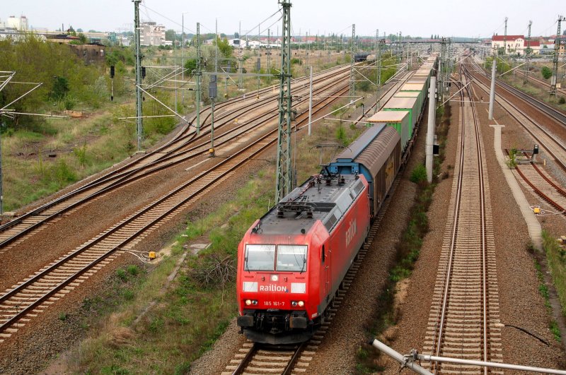 185 161 zieht am 26.04.09 den Hangartner durch Bitterfeld Richtung Leipzig. 