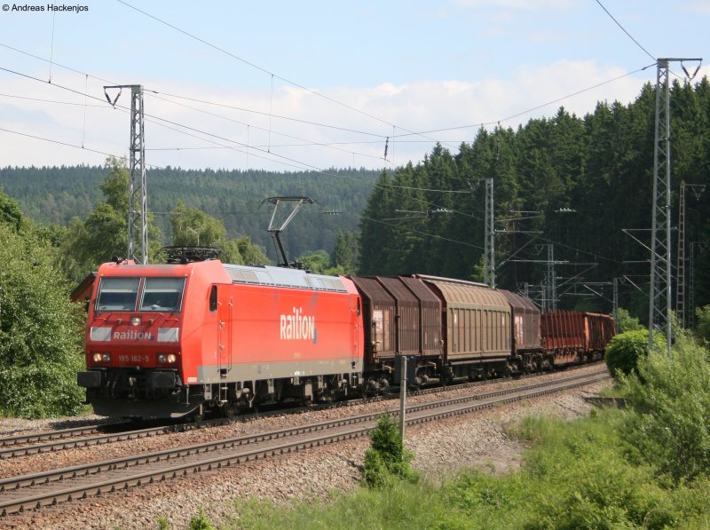 185 162-5 und 294 095-5(Zugschluss) mit dem FZT 55834 (RVL-ROG) am km 69,0 13.6.08. 294 095 wird einem planmigen Werkstattbesuch zugefhrt