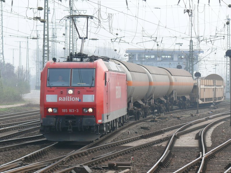 185 163-3 verlsst mit einem gemischten Gterzug Kln-Gremberg. Aufgenommen am 04/04/2009.