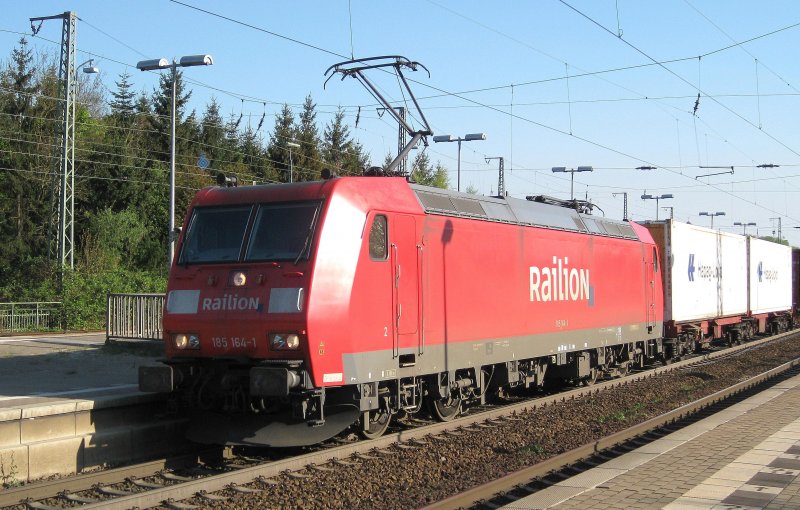 185 164-1 Durchfhrt am 18.04.09 mit einem Containerzug Lneburg Richtung Hamburg-Waltershof.