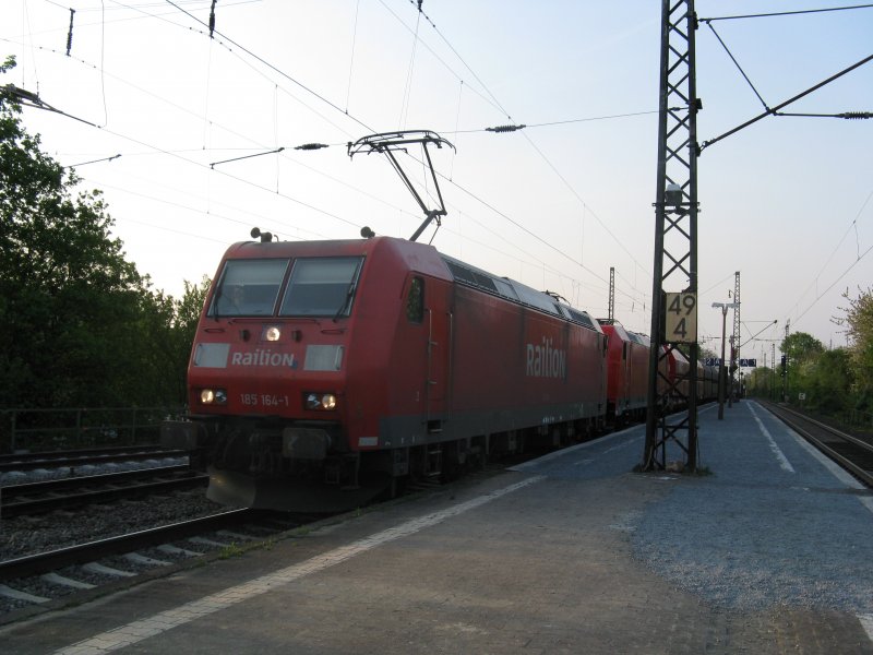 185 164-1 mit einer weiteren 185 mit einem GZ richtung Heidelberg.Am 15.04.09 bei der durchfahrt in Bensheim.