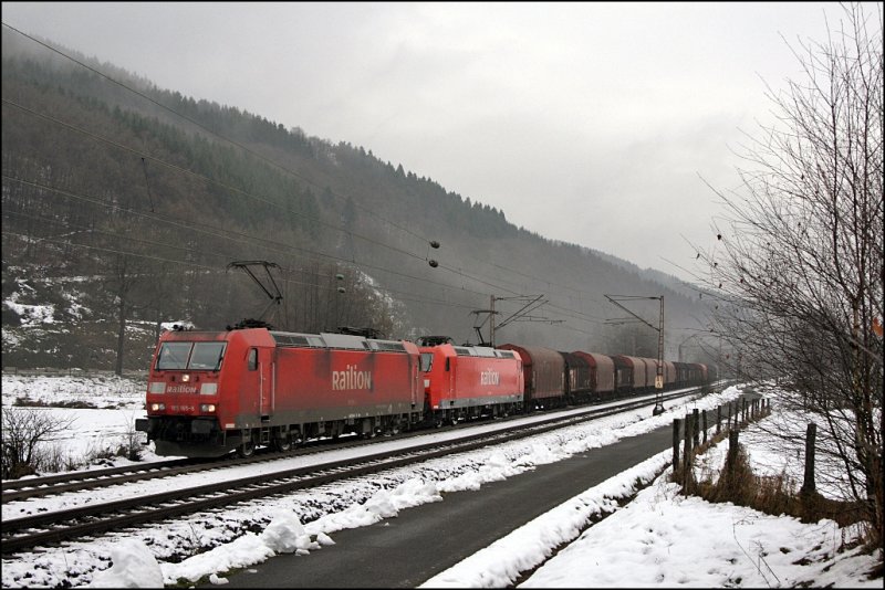 185 165 und 185 188 schleppen einen schweren Coilzug nach Kreuztal. (06.12.2008)