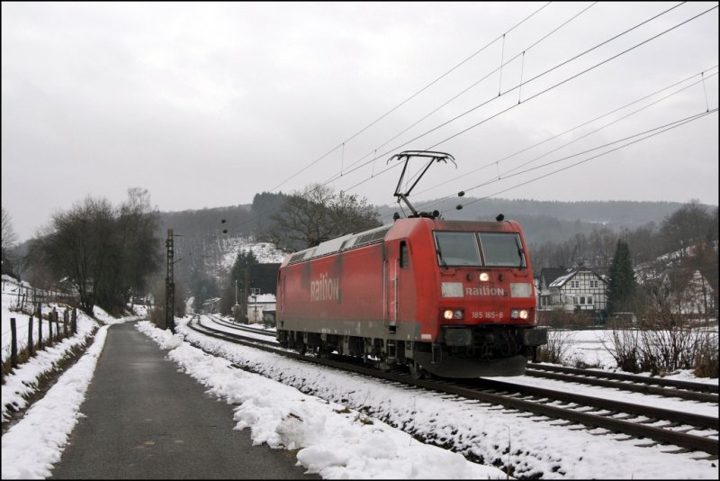 185 165 hat ihren Gterzug nach Kreuztal gebracht und ist nun auf dem Weg nach Lennestadt. (06.12.2008)