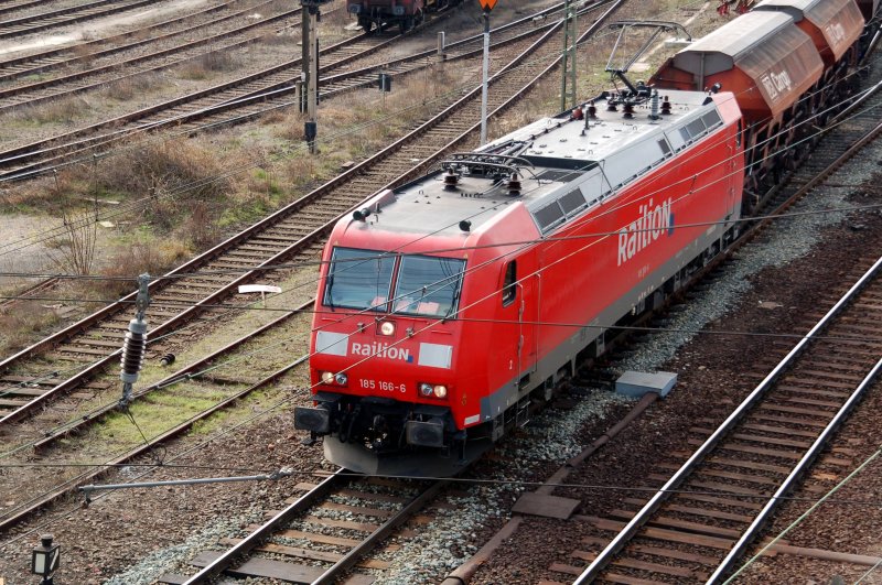 185 166 zieht am 21.03.09 einen Gterzug aus dem Rbf Halle(S) Richtung Hannover/Berlin.