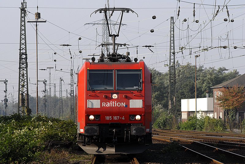 185 167 und eine Schwesterlok ragieren in Oberhausen West. 15.10.2006