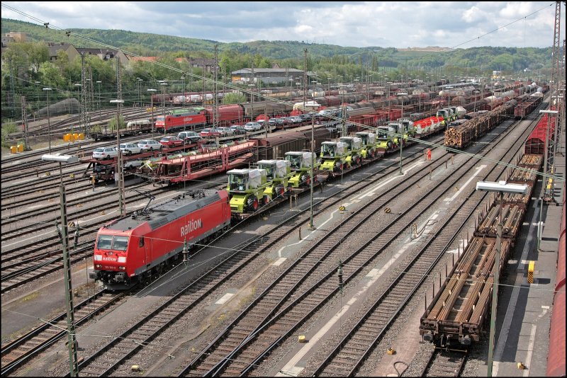 185 169 setzt sich mit ihrem langen Gterzug Richtung Hagen Hbf/Schwerte in Bewegeung. Am Haken hat sie unteranderem einige Claas DOMINATOR BO Mhdrescher. (01.05.2008)
