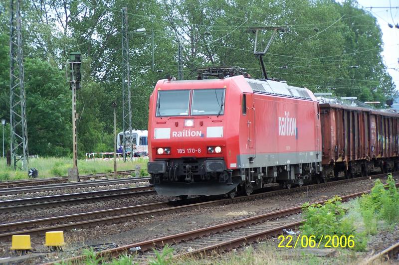 185 170-8 beschleunigt ihren Zug nach einer berhohlung in Kahl (Main). Die berholung wartete dieser Zug am Hausbahnsteig ab.