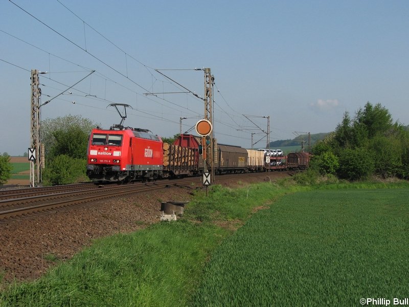 185 170-8 zieht am 3.5.08 einen Umleiter-Gterzug durch Bennigsen und passiert und zum Zeitpunkt der Aufnahme das ESig-Vorsignal des nahegelegenden Bahnhofes