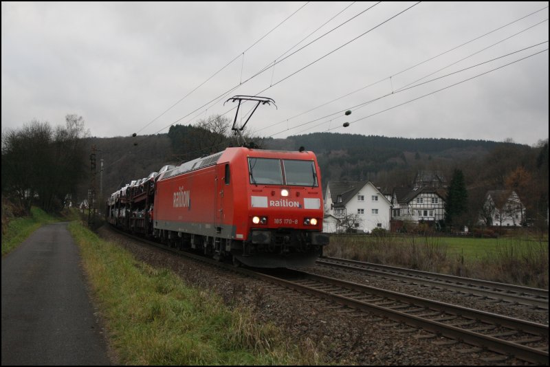 185 170 ist mit dem CSQ 60058 von Ingolstadt nach Emden unterwegs und passiert das Dorf Benolpe. (24.11.07)