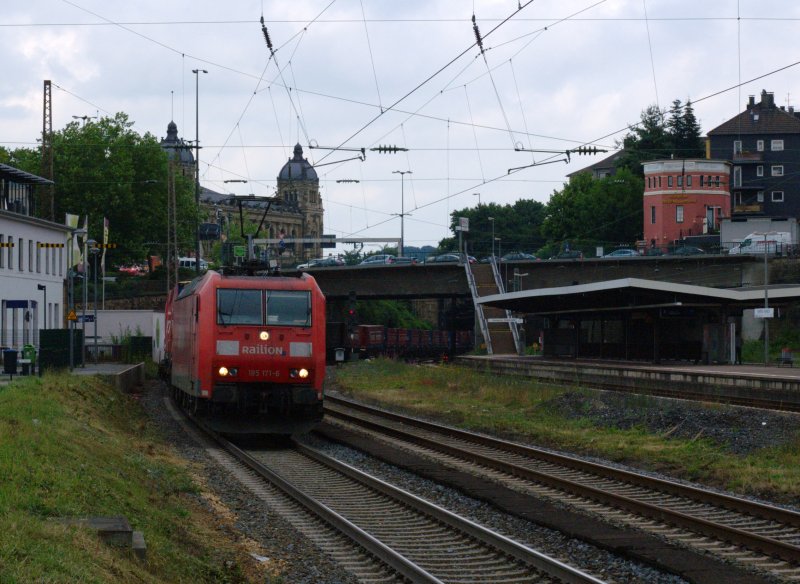 185 171-6 zieht einen Winner-KLV durch Wuppertal-Steinbeck. 11.07.2009