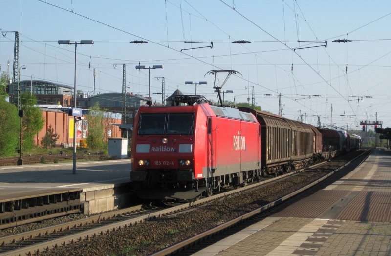 185 172-4 bringt am 18.04.09 einen gem. Gz aus dem Sden nach Maschen Rbf. Aufgenommen bei der Durchfahrt in Lneburg auf Gl. 2. 