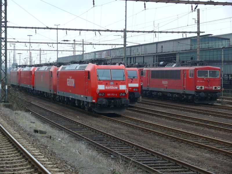185 172-4 mit weiteren 185ern und einer 155 im Lokpark von Wanne-Eickel am 21.2.2009