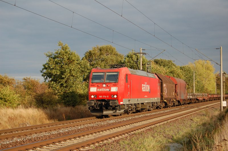 185 174-0 Railion am 25.09.2009 kurz vor berquerung des Mittellandkanals bei Peine