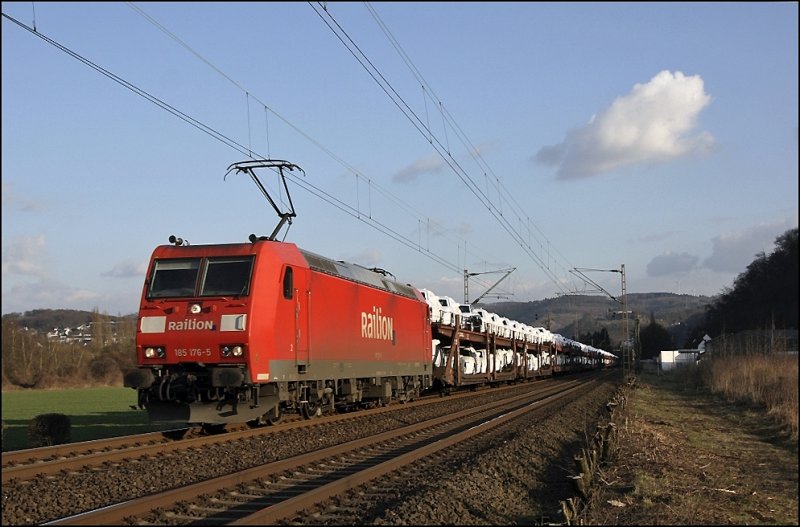 185 176 bringt den vollen CSQ 60047  AUDI-Express , Ingolstadt Nord - Emden, bei Hohenlimburg zur Kste. (19.03.2009)
