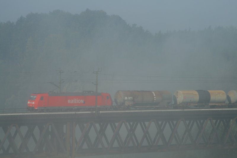 185 176 f�hrt bei fr�hnebel Beratzhausen mit ein Gemischten G�terzug �ber die Br�cke.21.09.07