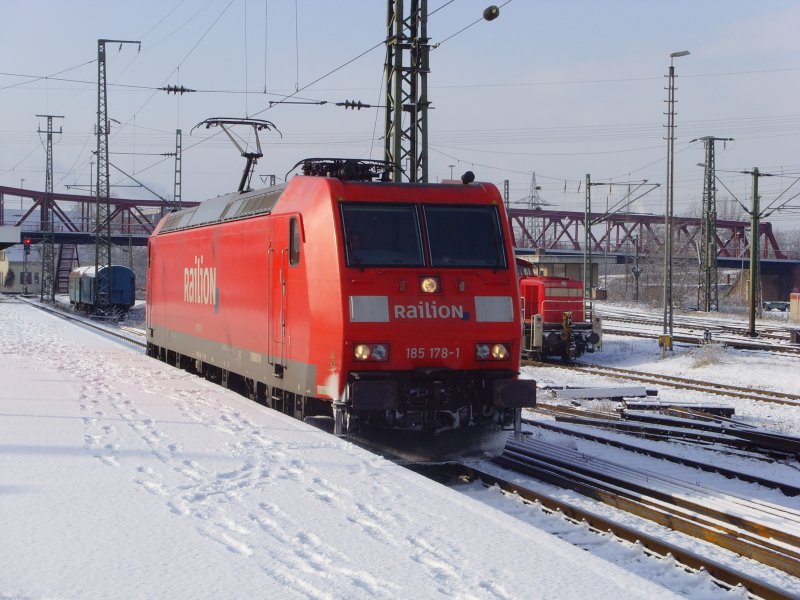 185 178-1 fhrt ber Gleis 9 in Weil am Rhein in die Abstellgruppe. 14.02.09