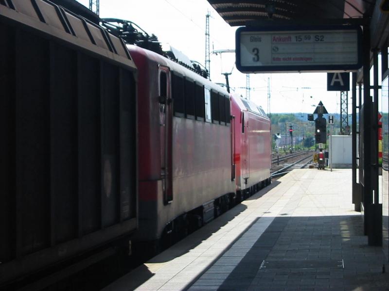 185-178 schleppt eine 140 ab und zieht einen G�terzug.