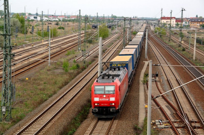 185 178 zieht am 26.04.09 den LKW-Walter druch Bitterfeld Richtung Leipzig. Die Route ber Halle(S), die sonst gefahren wird, konnte er wegen Baumanahmen nicht nehmen.
