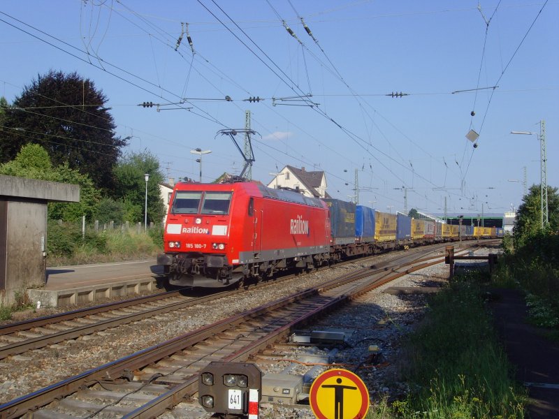 185 180-7 durchfhrt mit einem Zug LKW Container den Bf Efringen-Kirchen. 04.08.07 