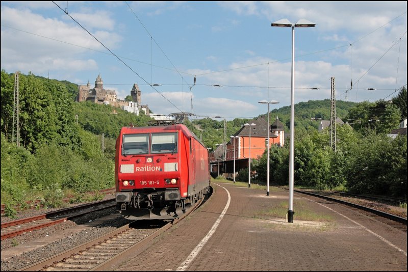 185 181 schleppt den 61252(?) von Kreuztal zur�ck ins Ruhrgebiet. Bei der Durchfahrt in Altena(Westf) wird der Zug auf den Chip gebannt. (21.05.2008)
