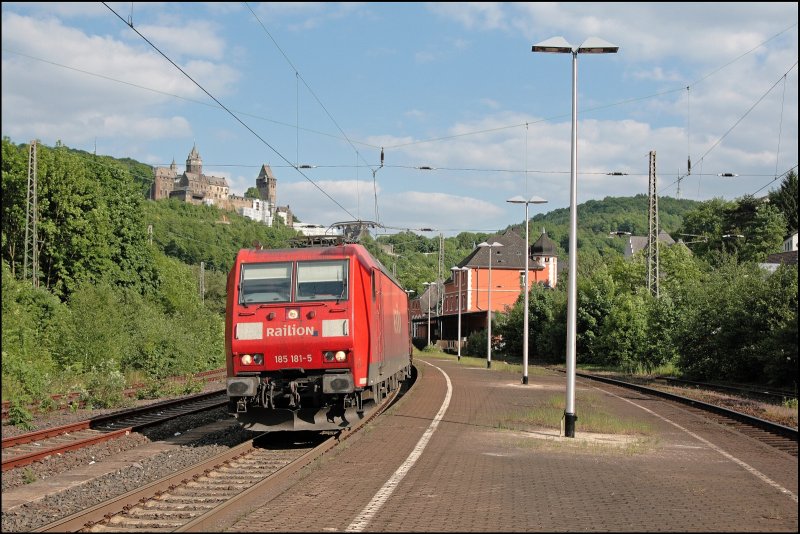 185 181 schleppt den 61252(?) von Kreuztal zurck ins Ruhrgebiet. Bei der Durchfahrt in Altena(Westf) wird der Zug auf den Chip gebannt. (21.05.2008)

