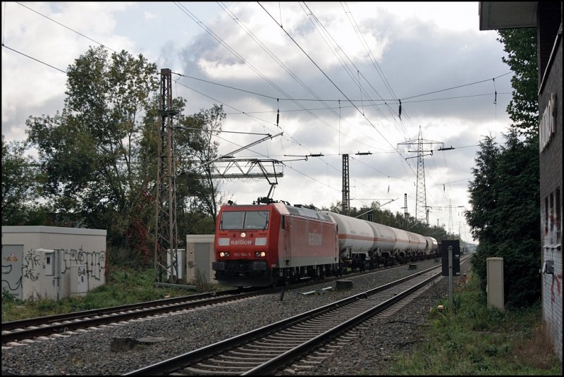 185 184 durchfhrt mit ihrem Gterzug den  Bahnhof  Waltrop. (02.10.2008)
