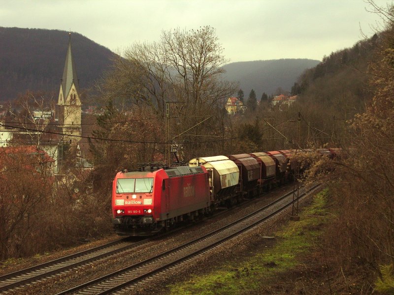 185 185-6 fhrt mit einem Gterzug in Richtung Amstetten/Ulm. 22.12.08