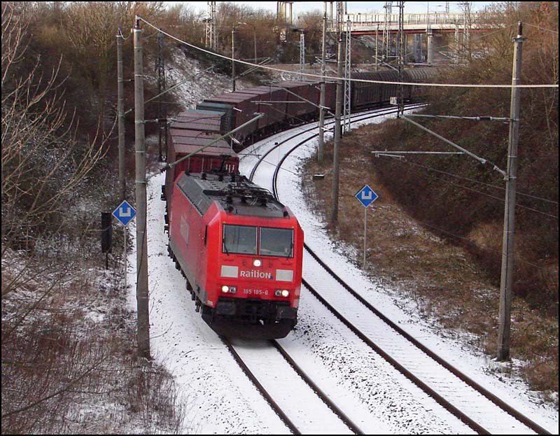 185 185-6 mit einem Gterzug in der  Rgenkurve  in Stralsund. Ziel der Fahrt ist der Fhrhafen Mukran.  (am 27.01.07)