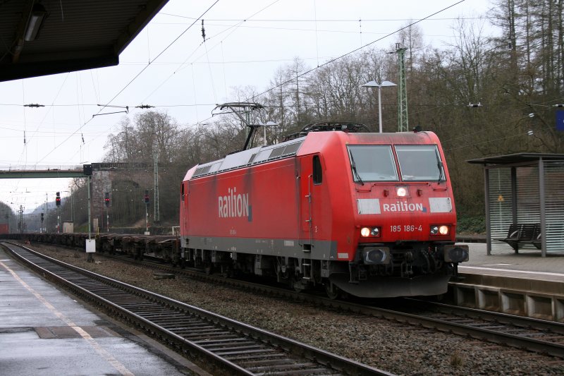 185 186-4 bei der Durchfahrt in Bahnhof Eichenberg in Gleis 4 am 28.12.2007.