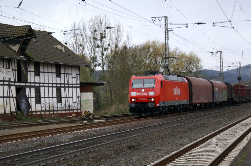 185 186-4 mit einem Gemischten Gz durchfhrt Kreiensen Richtung Sden (13.4.2008)