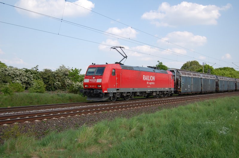 185 187-2 Railion DB Logistics kurz vor berquerung des Mittellandkanals bei Peine am 10.05.2009