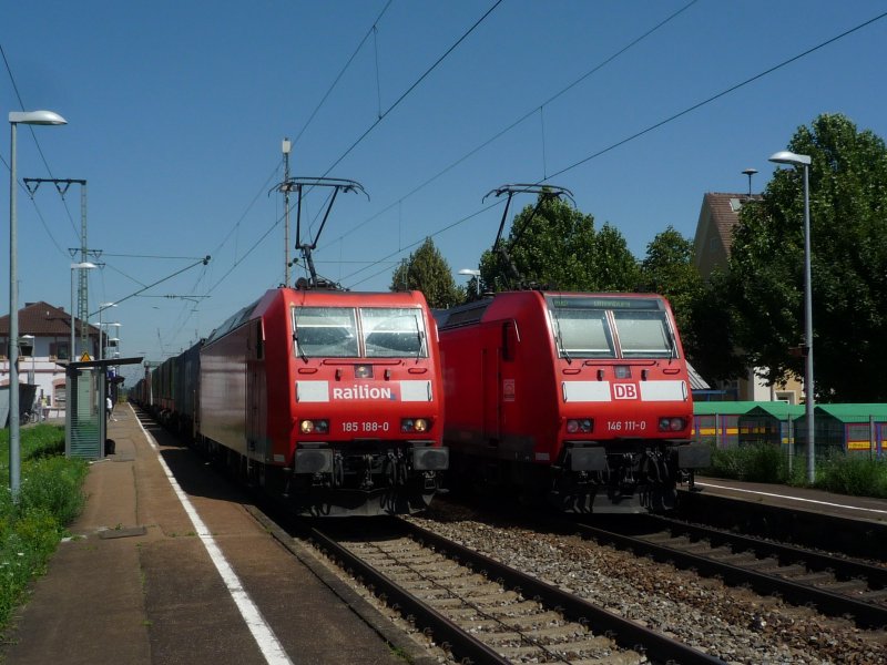 185 188-0 trifft mit ihrem Containerzug in Richtung Basel in Herbolzheim(Brsg) auf 146 111-0 mit RE 31030 Basel Bad Bf - Offenburg. 01.08.09