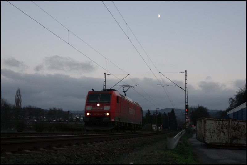 185 188 fhrt als Lokzug Richtung Hagen. Hier bei Hohenlimburg am Abend des 18.11.07