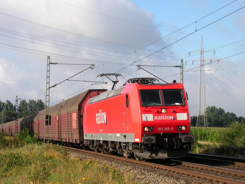 185 189-8 zieht am frhen Morgen des 5.8.08 eine gut geschtzte Ladung Neuwagen fr bersee. KBS 380, Streckenkilometer 59.4